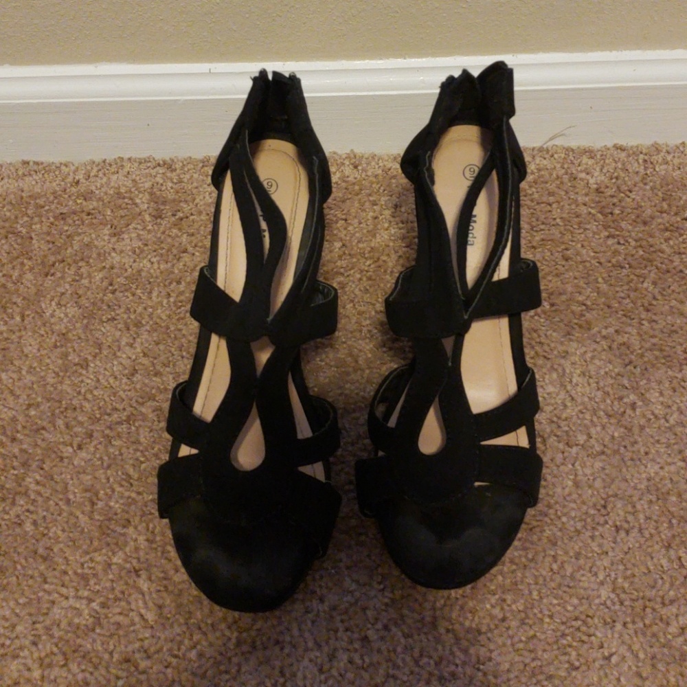 Black wedges